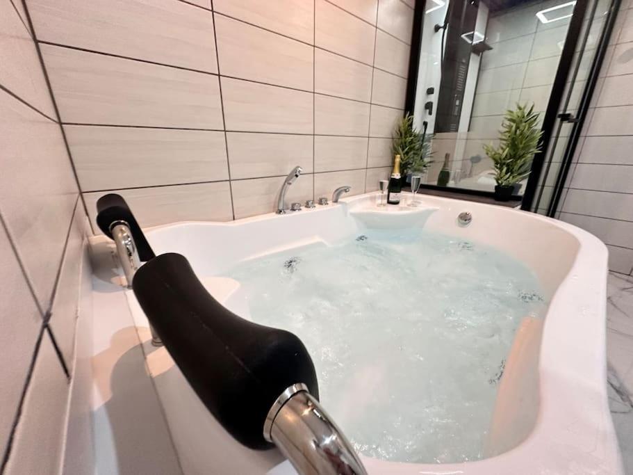 E Servagnat T3 Luxe Avec Sauna Jacuzzi Et Hammam Epernay Exterior photo